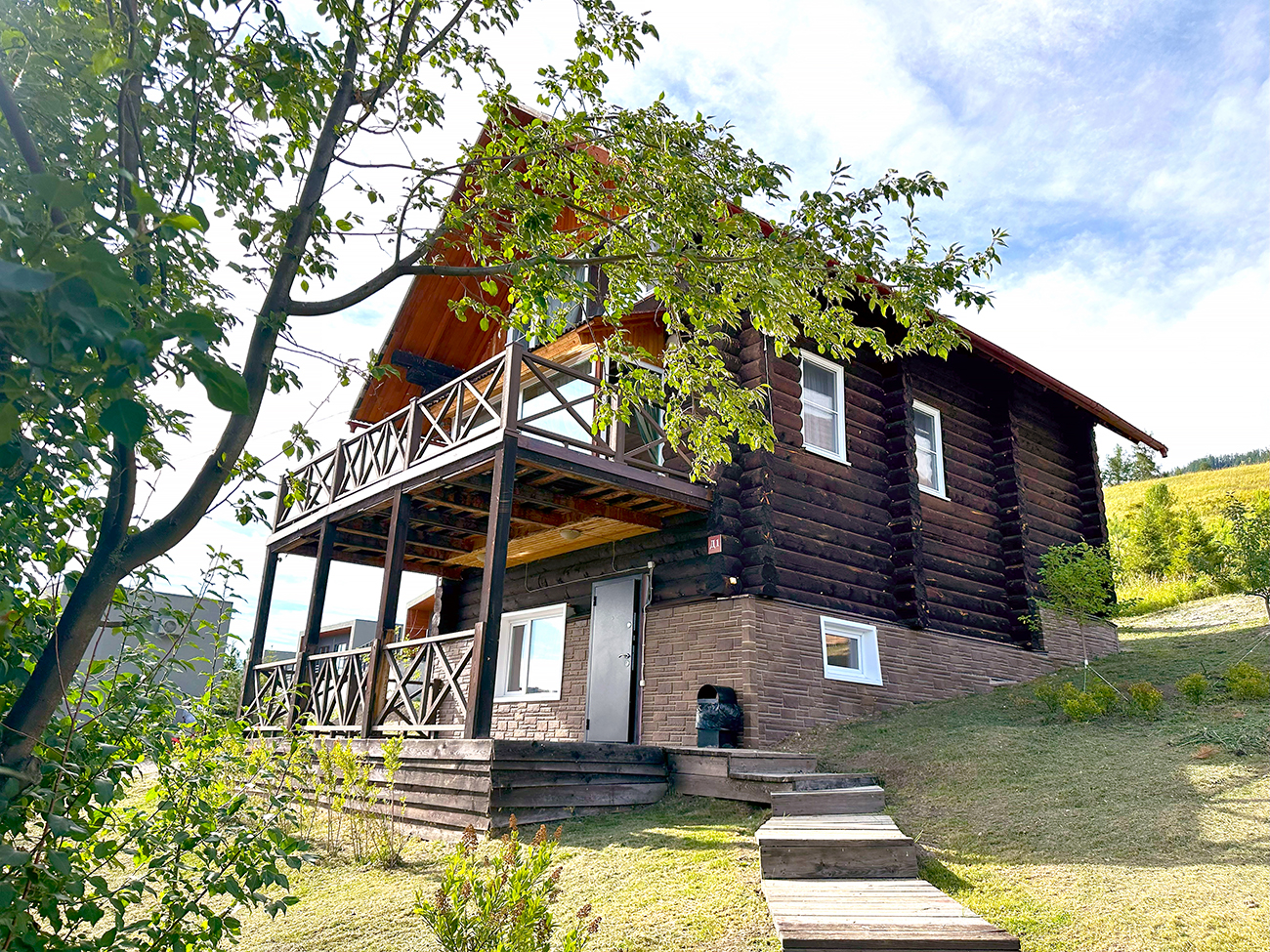 Трехуровневый благоустроенный коттедж из алтайского кедра (Д1-Д2)