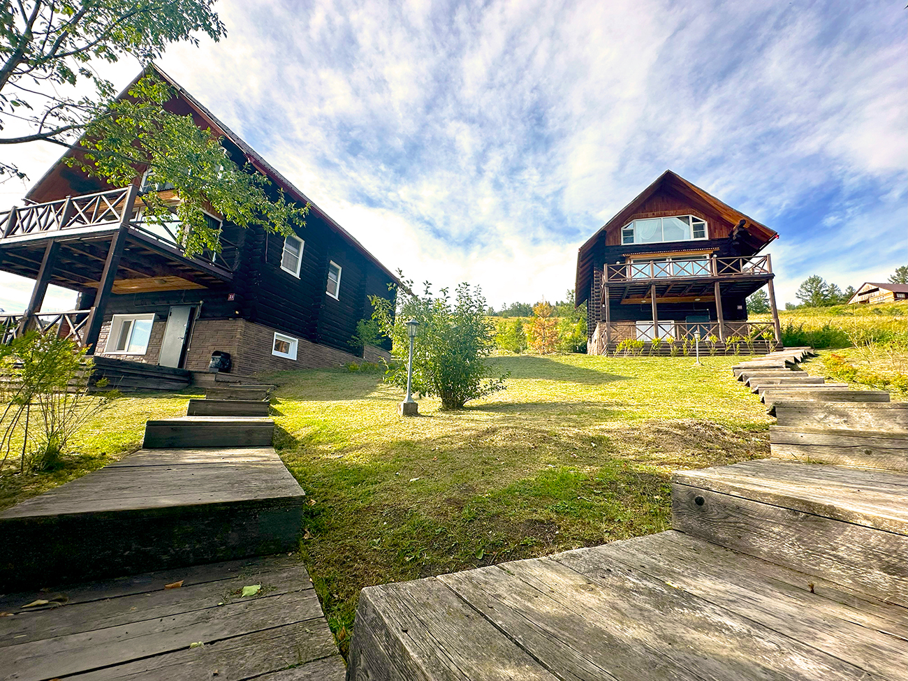 Трехуровневый благоустроенный коттедж из алтайского кедра (Д1-Д2)