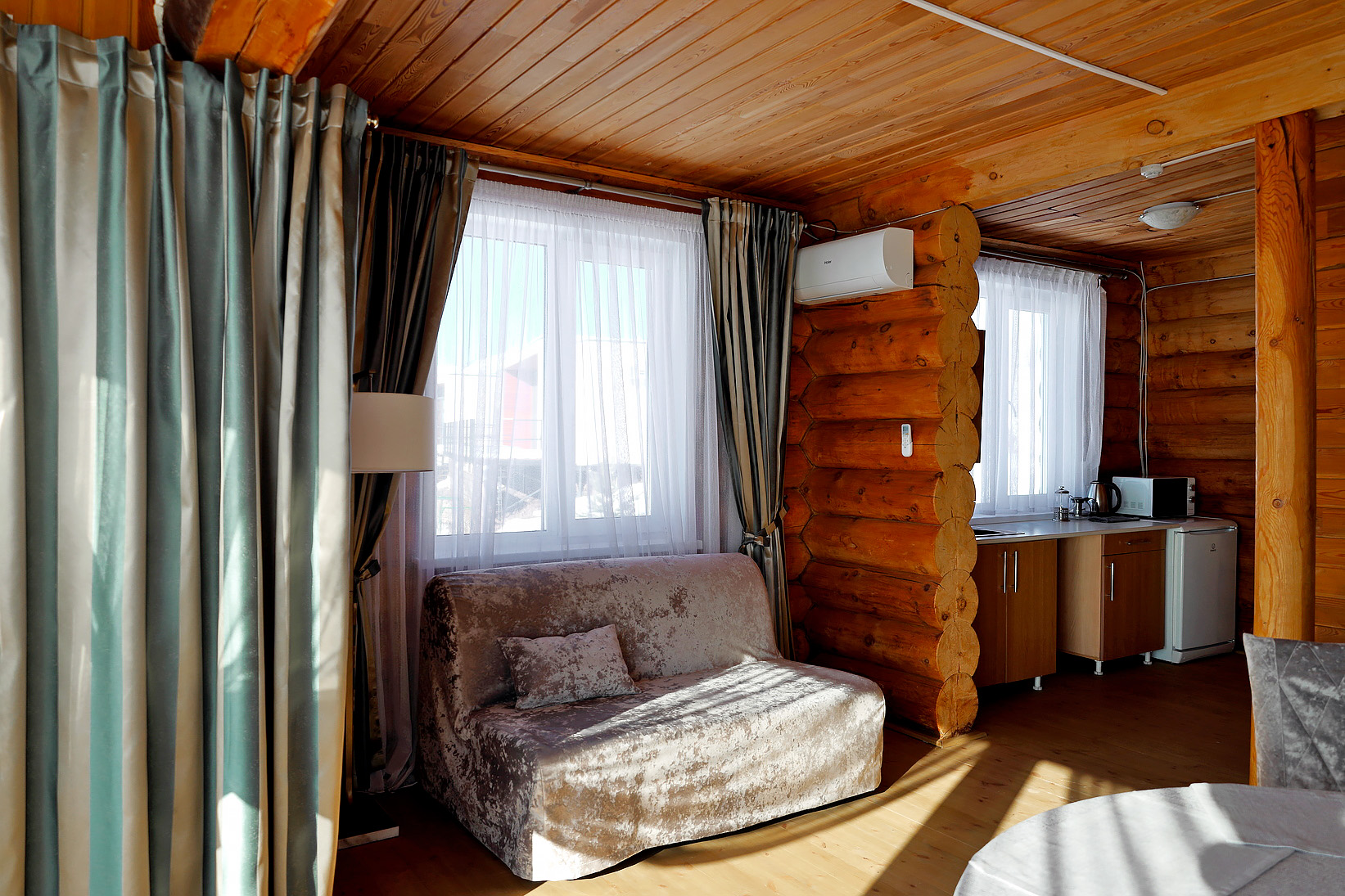 Трехуровневый благоустроенный коттедж из алтайского кедра (Д1-Д2)