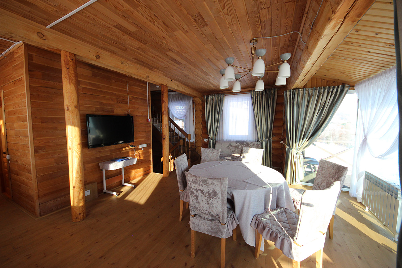 Трехуровневый благоустроенный коттедж из алтайского кедра (Д1-Д2)