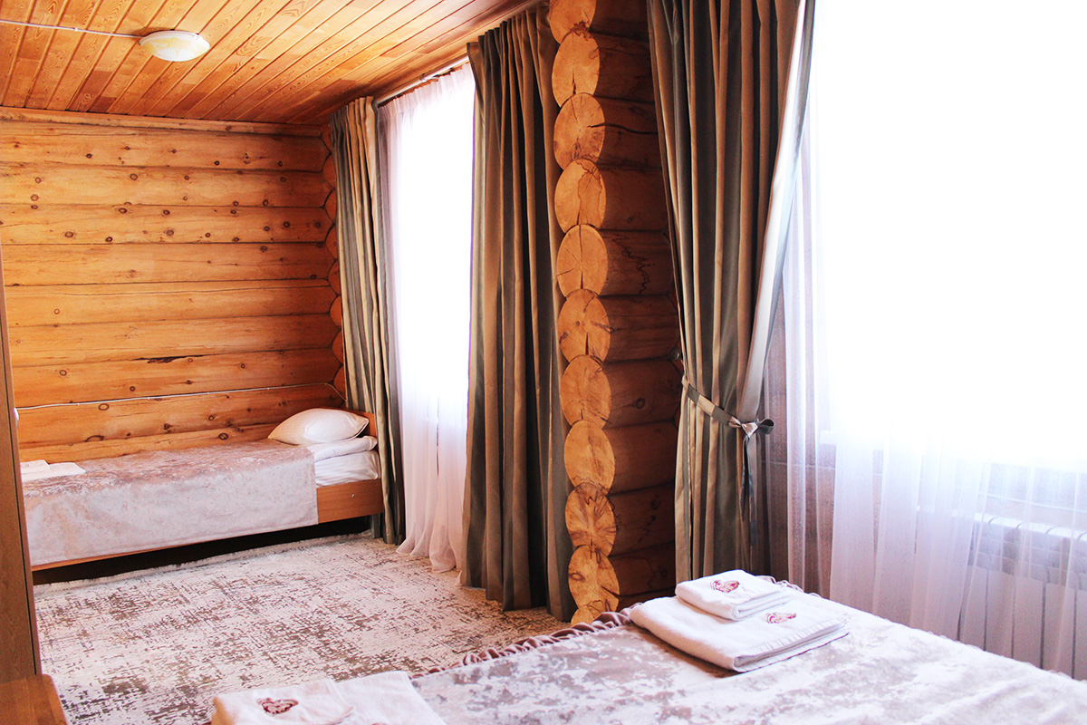 Трехуровневый благоустроенный коттедж из алтайского кедра (Д1-Д2)