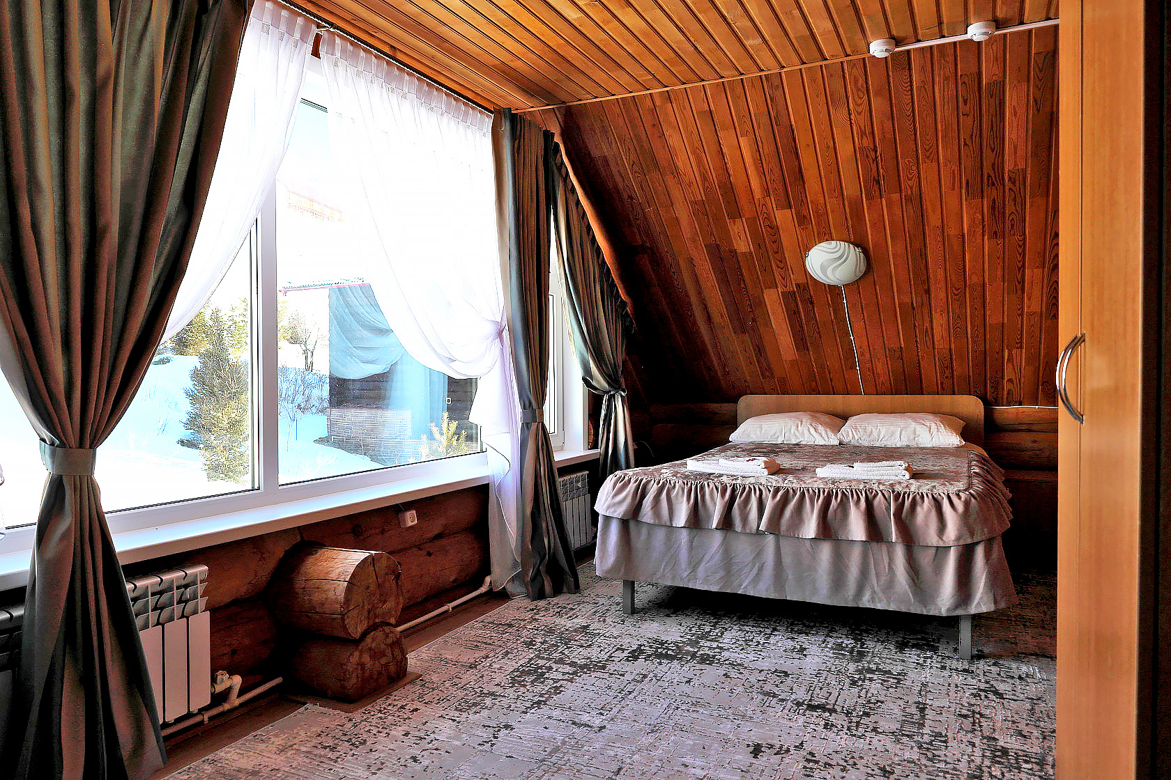 Трехуровневый благоустроенный коттедж из алтайского кедра (Д1-Д2)