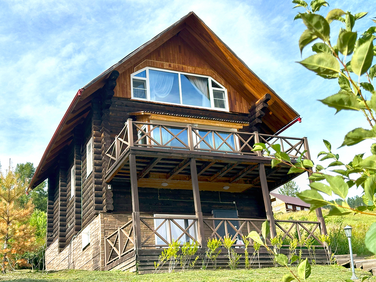 Трехуровневый благоустроенный коттедж из алтайского кедра (Д1-Д2)
