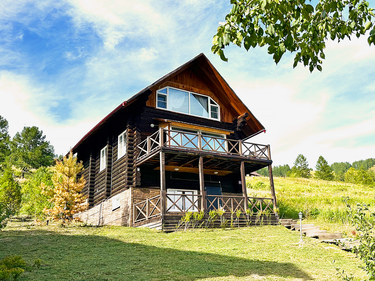 Трехуровневый благоустроенный коттедж из алтайского кедра (Д1-Д2)